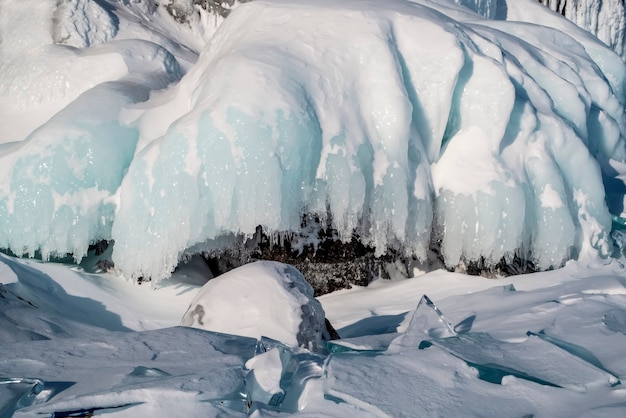 Grands cristaux de glace sur le lac Baïkal. Russie