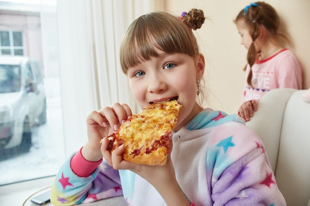 Les grands enfants de la famille s'amusent et jouent le matin