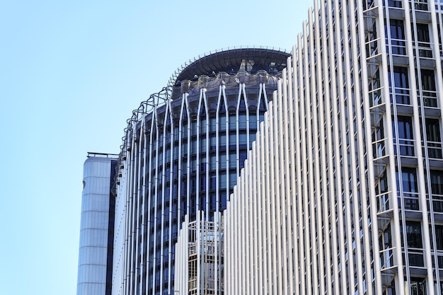 Photo de grands gratte-ciel en acier et en verre dans le quartier financier de la capitale madrid en espagne