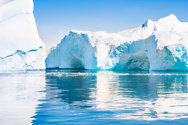 Grands icebergs bleus dans le fjord glacé d'Ilulissat, dans l'ouest du Groenland