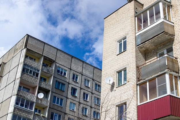 Grands immeubles d'habitation sur ciel bleu sans nuages