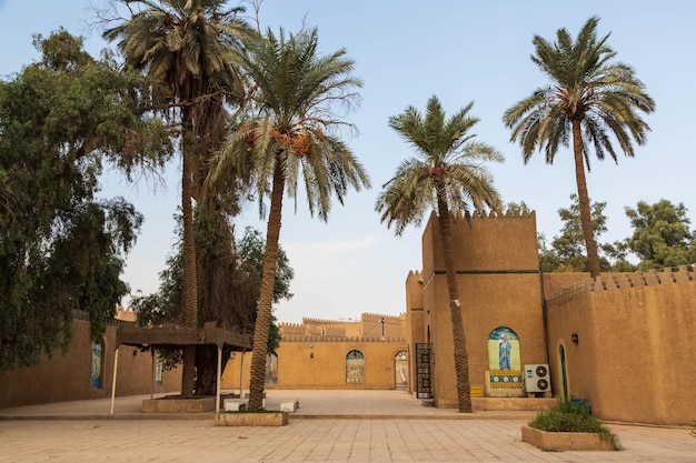 Les grands murs de Babylone restaurés par Saddam Houssein et la cour intérieure du musée. Babylone, Irak