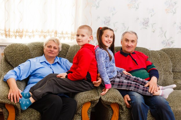 Grands-parents et leurs petits-enfants se détendre à la maison