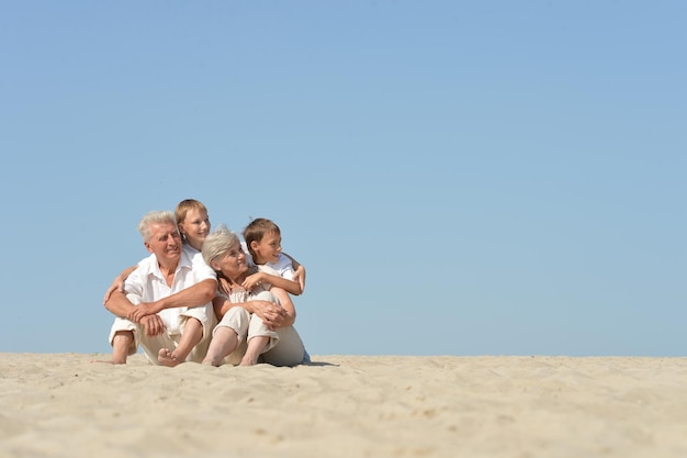 Grands-parents avec leurs petits-enfants