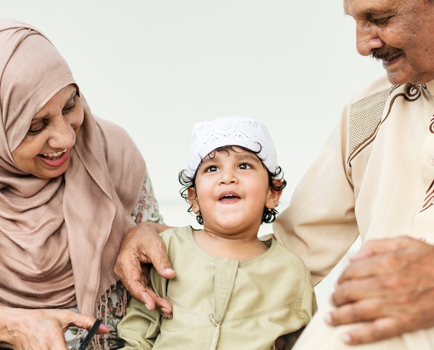 Grands-parents musulmans avec leur petit-enfant