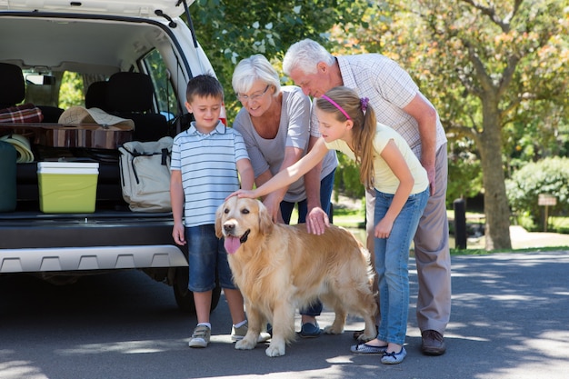 Grands-parents partent en voyage avec leurs petits-enfants