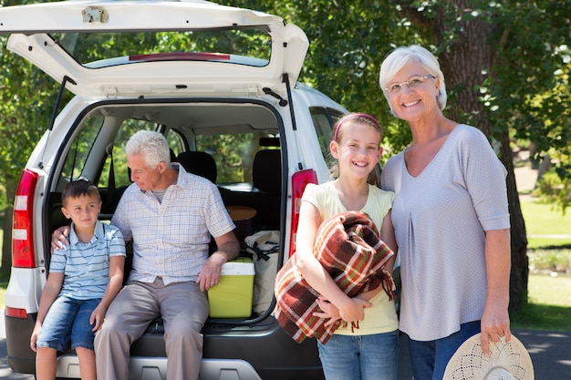 Grands-parents partent en voyage avec leurs petits-enfants