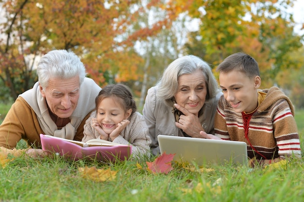 Les grands-parents passent du temps avec leurs petits-enfants à l'extérieur en automne