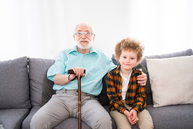 Grands-parents et petit-fils jouant à la maison - Famille à la maison, grand-père prenant soin de son neveu