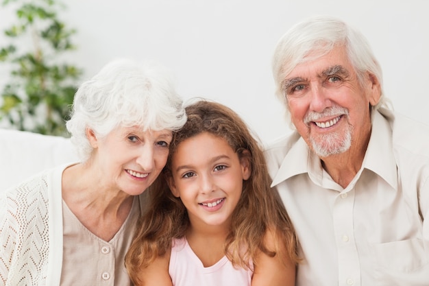 Grands-parents avec petite-fille