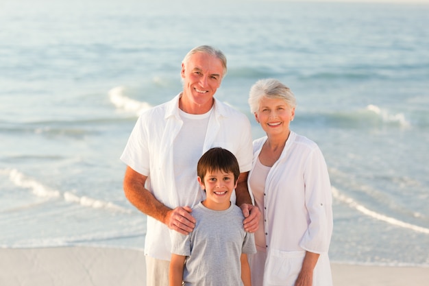 Grands-parents avec son petit-fils à la plage