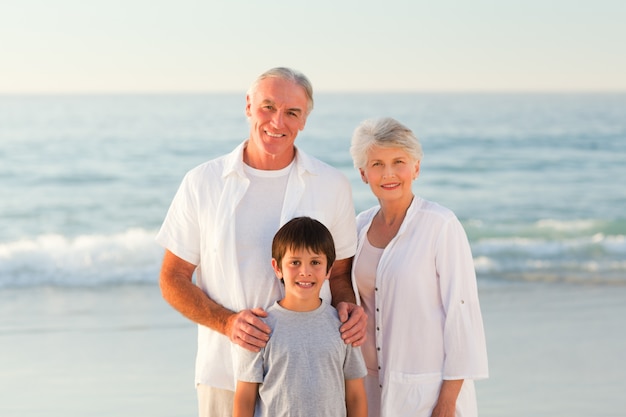 Grands-parents avec son petit-fils à la plage