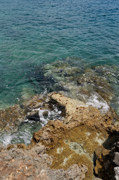 Grands rebords en pierre s'élevant de l'eau de mer