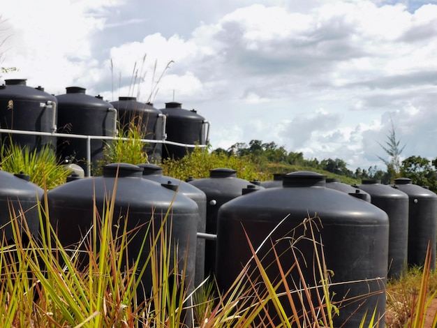 Grands réservoirs d'approvisionnement en eau noire pour l'usine industrielle utilisée.