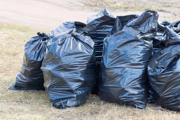 De grands sacs en plastique avec des ordures.