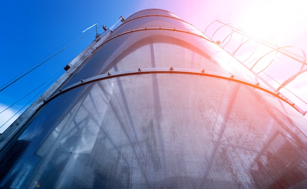 Grands silos modernes pour stocker la récolte de céréales