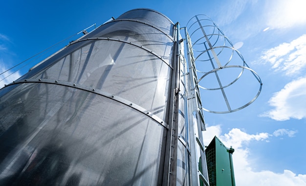 Grands silos modernes pour stocker la récolte de céréales