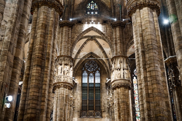 Grands vitraux arqués dans le duomo italie milan