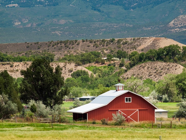 Grange rouge à la ferme à Grand Junction, Colorado.