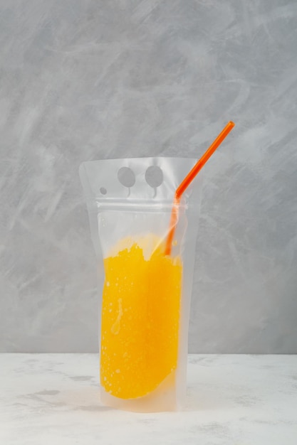 Granisé en orange dans une poche en plastique Slushie rafraîchissante boisson glacé slush ou glace rasée aux agrumes