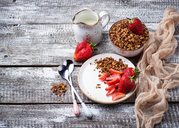 Granola au yaourt et aux fraises