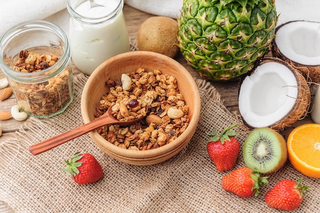 Granola au yaourt grec et aux fruits sur un fond en bois dans un style rustique