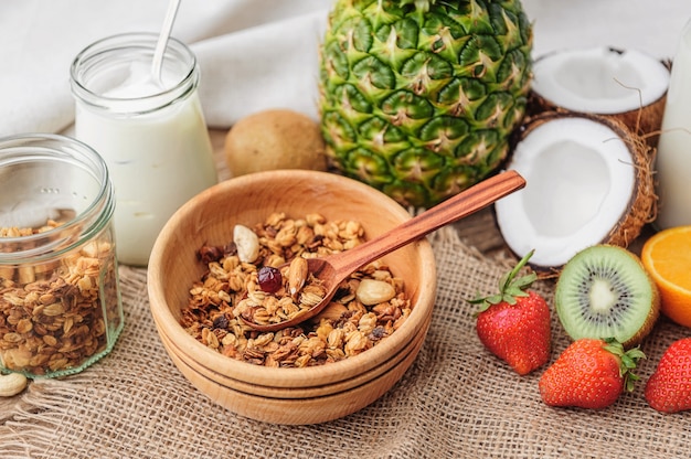 Granola au yaourt grec et aux fruits sur un fond en bois dans un style rustique