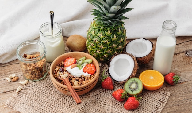 Granola au yaourt grec et aux fruits sur un fond en bois dans un style rustique