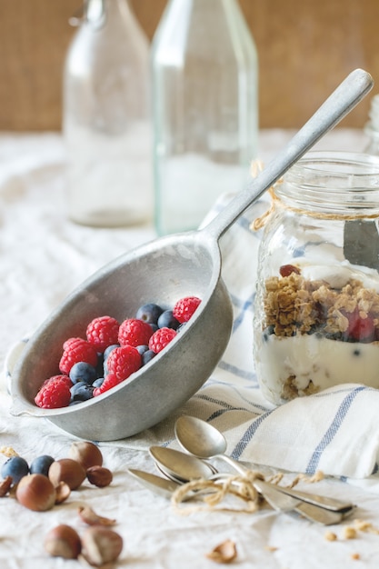 Granola au yaourt et petits fruits