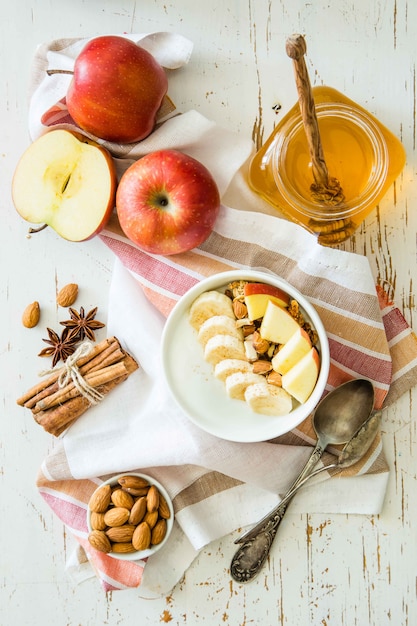 Granola d&#39;automne aux pommes bananes et aux amandes