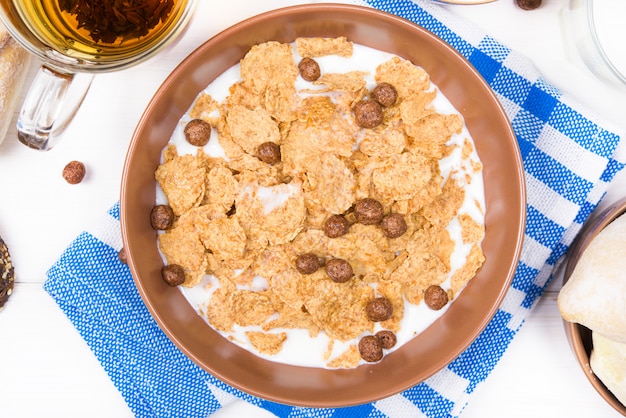 Granola aux céréales d'avoine dans un bol