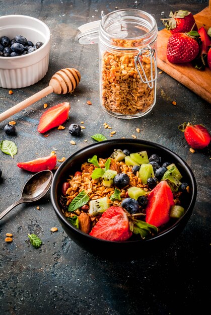 Granola aux noix, baies fraîches et fruits