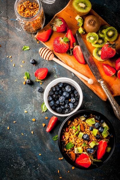 Granola aux noix, baies fraîches et fruits