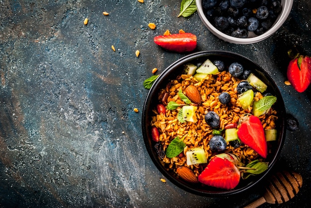 Granola aux noix, baies fraîches et fruits