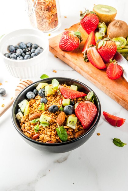 Granola aux noix, baies fraîches et fruits