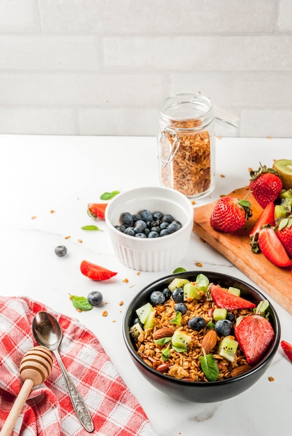 Granola aux noix, baies fraîches et fruits