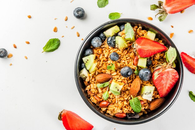 Granola aux noix, baies fraîches et fruits