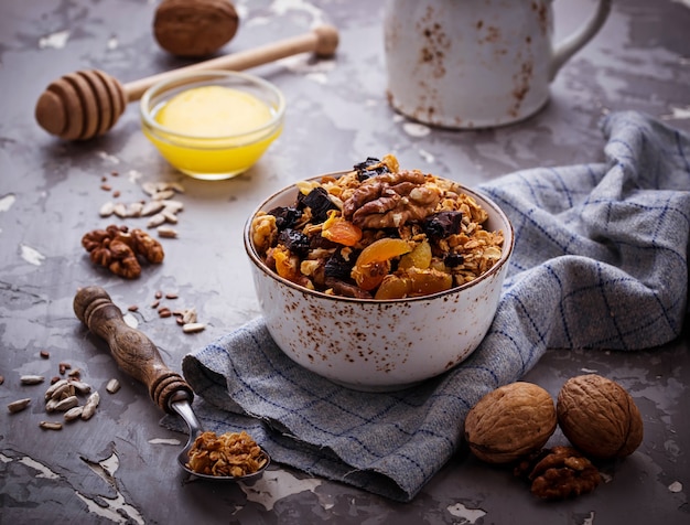 Granola aux noix et fruits secs.