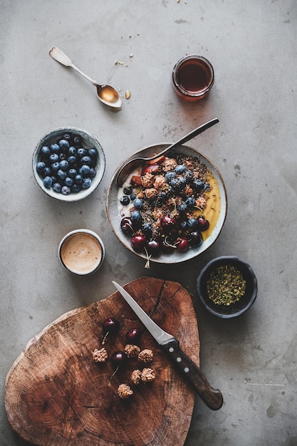 Granola d'avoine au quinoa avec fruits frais et tasse de café