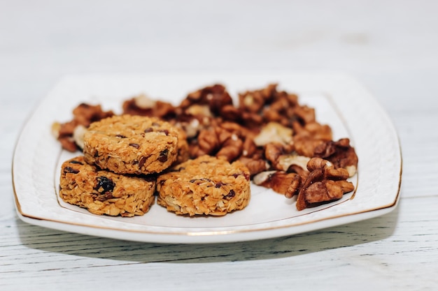 Granola d'avoine de petit déjeuner sain avec des écrous d'un plat