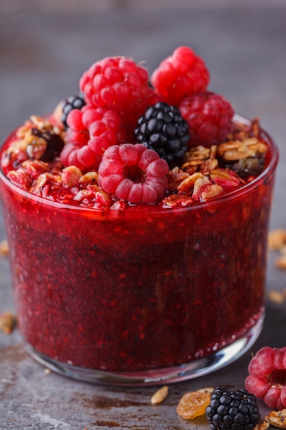 Granola, baies fraîches, purée de baies. Petit-déjeuner sain d&#39;été.