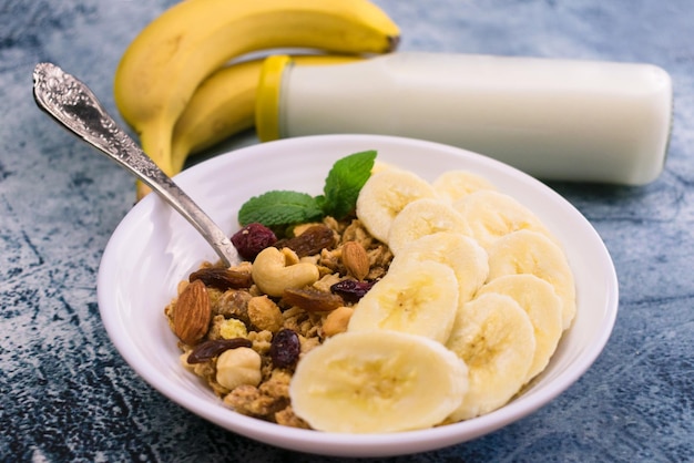 Granola à la banane et au lait sur la table Gros plan