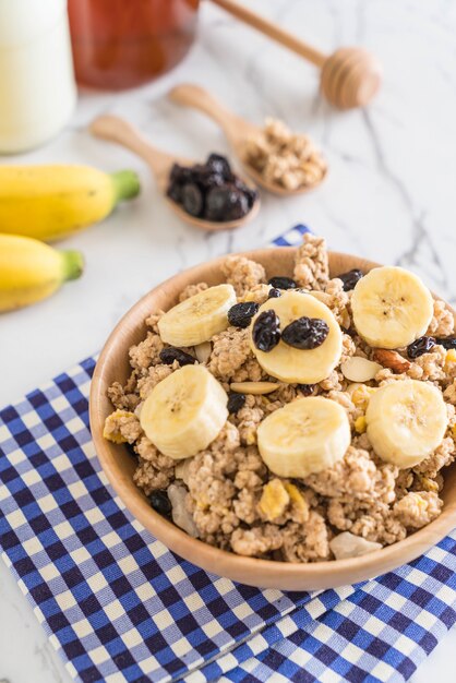 granola à la banane, aux raisins et au lait