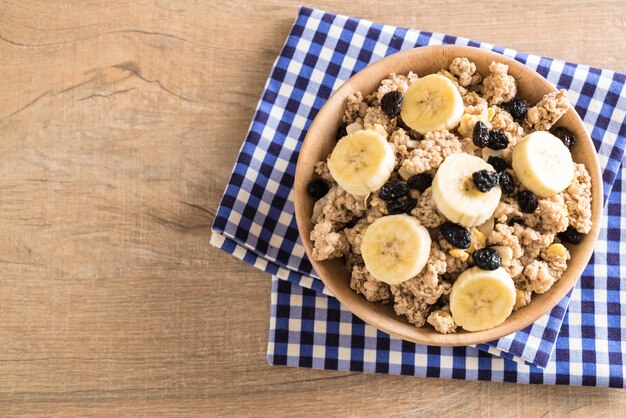 granola à la banane, aux raisins et au lait