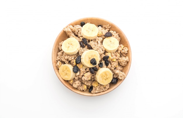 granola avec banane, raisins secs et lait au petit déjeuner