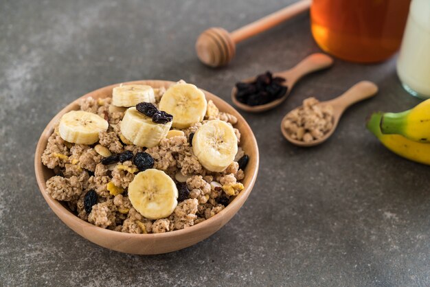 granola à la banane, raisins secs et lait