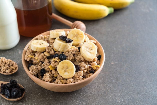 granola à la banane, raisins secs et lait