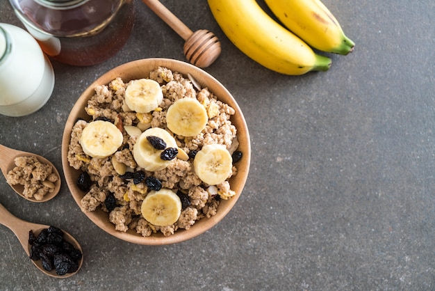 granola à la banane, raisins secs et lait