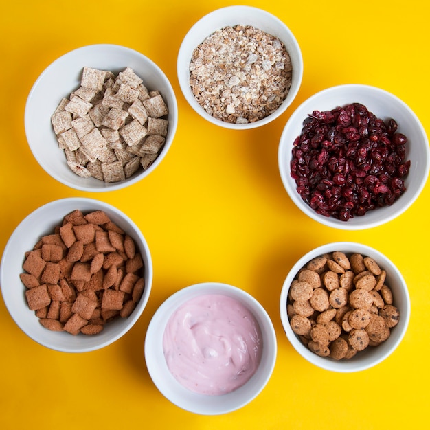 Granola en bonne santé ou pilules de chocolat croquant en cercle.