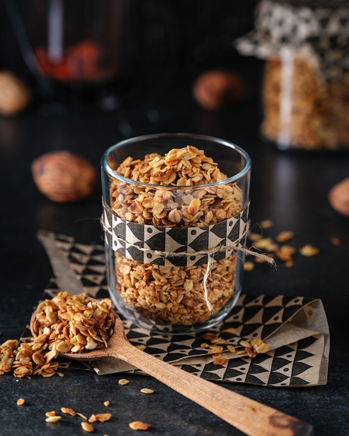 Granola classique dans un verre sur un mur sombre